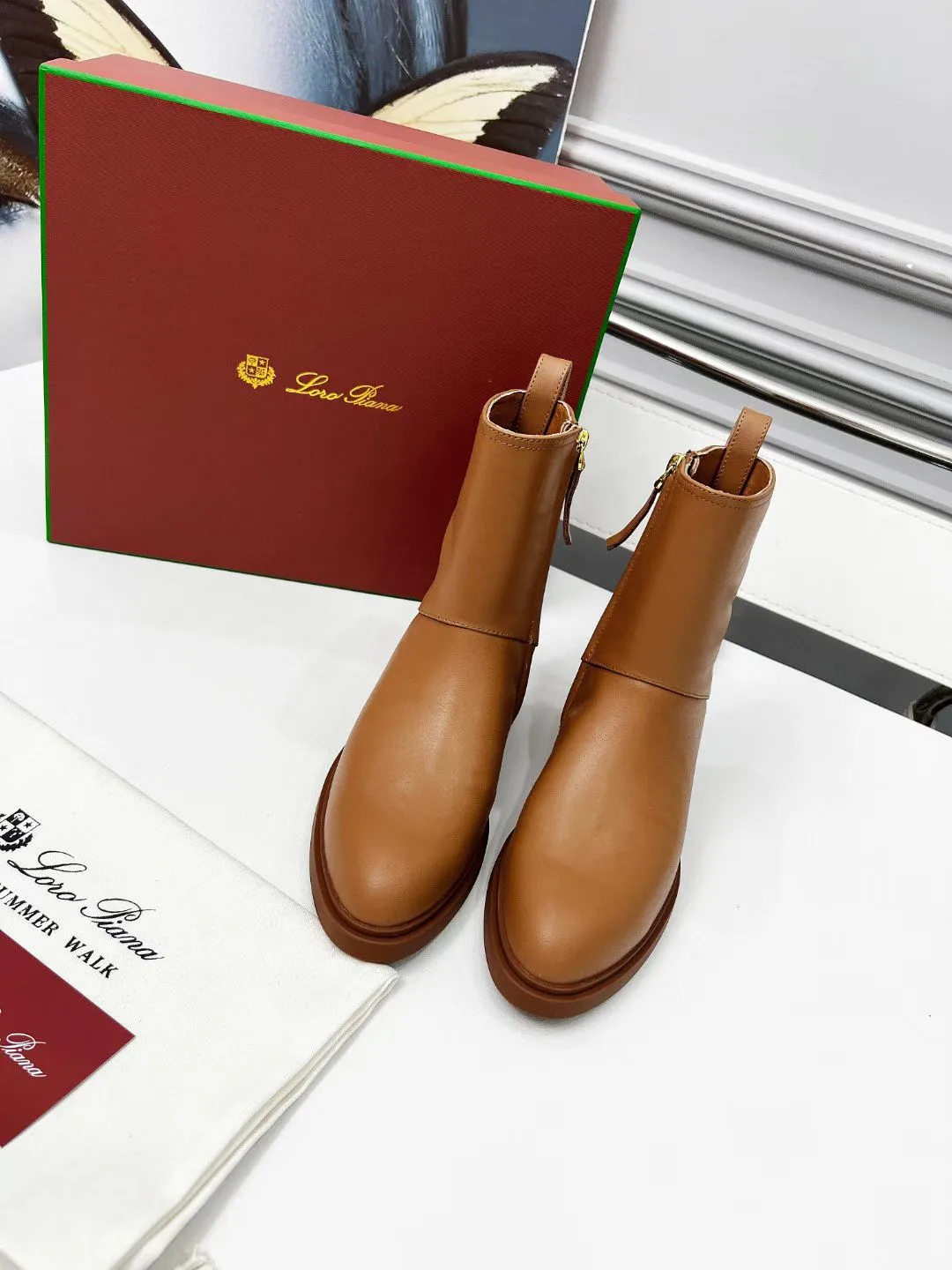 👟👟Ex-factory price 640👟👟 First-layer cowhide, G02 purchasing level WYSIWYG Loro Piana LP 130s new autumn and winter Kilda ankle boots side zipper short boots. This iconic ankle boot is made of waxed cow leather/suede sheepskin, giving it a rustic and unique retro aesthetic. The casual yet sophisticated style is perfect for urban looks as well as relaxed weekend looks. The sole is Loro Piana non-slip rubber sole. Leather lining, interior zip closure with tonal zip puller at top. Metallic detail at back. Leather ring pull tabs engraved with brand logo One-piece tonal rubber sole Rubber sole with anti-slip LP detail! Upper: Imported calfskin/nubuck leather Inner foot pads: cowhide Sole: Original molded rubber outsole Size: 35-40 (41 is custom-made and cannot be returned or exchanged)